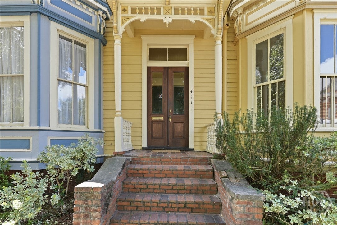 411 E Huntingdon Street