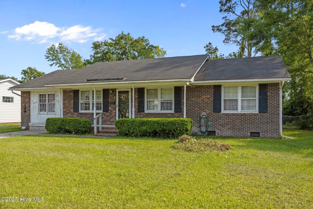 Photo of 914 Harrell Drive, Morehead City, NC 28557 (MLS # 100504987)