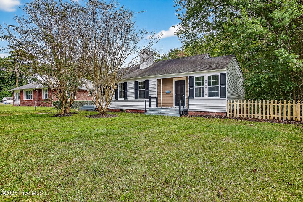 Photo of 122 E Bayshore Boulevard, Jacksonville, NC 28540 (MLS # 100534071)