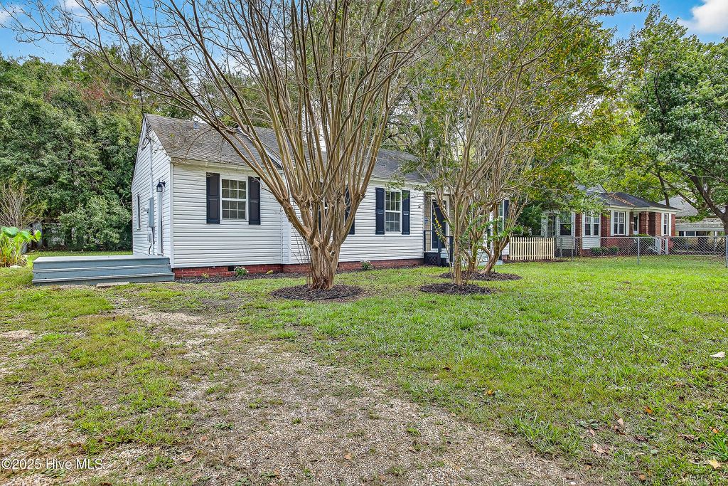 Photo of 122 E Bayshore Boulevard, Jacksonville, NC 28540 (MLS # 100534071)