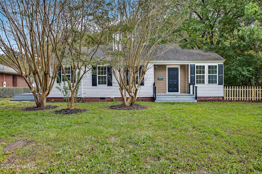 Photo of 122 E Bayshore Boulevard, Jacksonville, NC 28540 (MLS # 100534071)