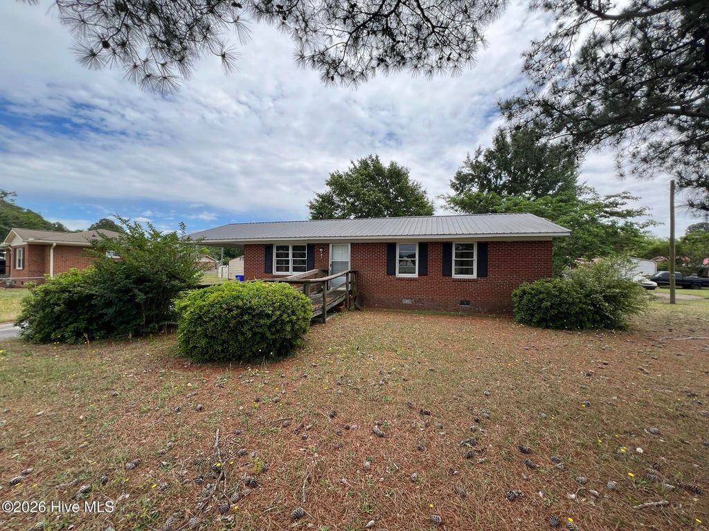 Photo of 809 Fox Street, Elizabethtown, NC 28337 (MLS # 100570635)