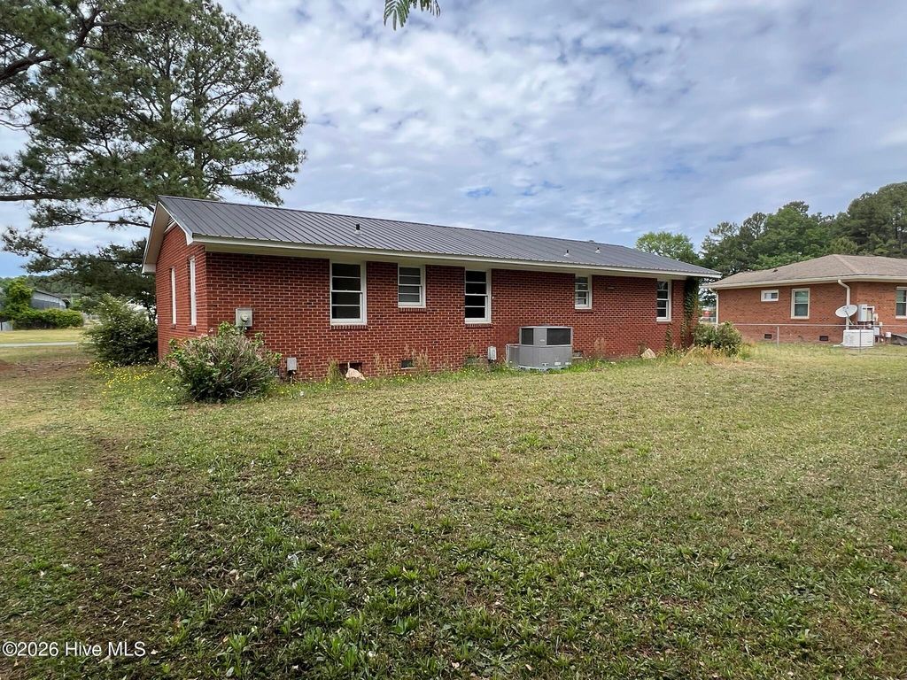 Photo of 809 Fox Street, Elizabethtown, NC 28337 (MLS # 100570635)