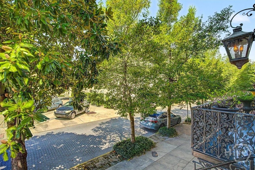 25 W Perry Street