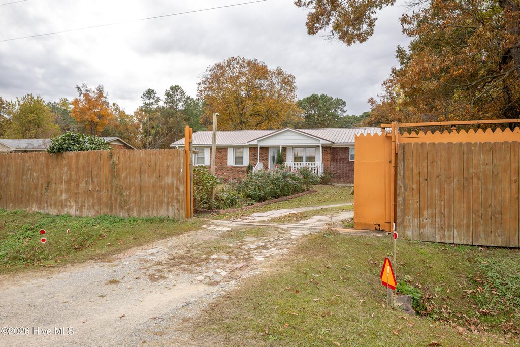 Photo of 950 Auctioneer Road, Clinton, NC 28328 (MLS # 100571937)