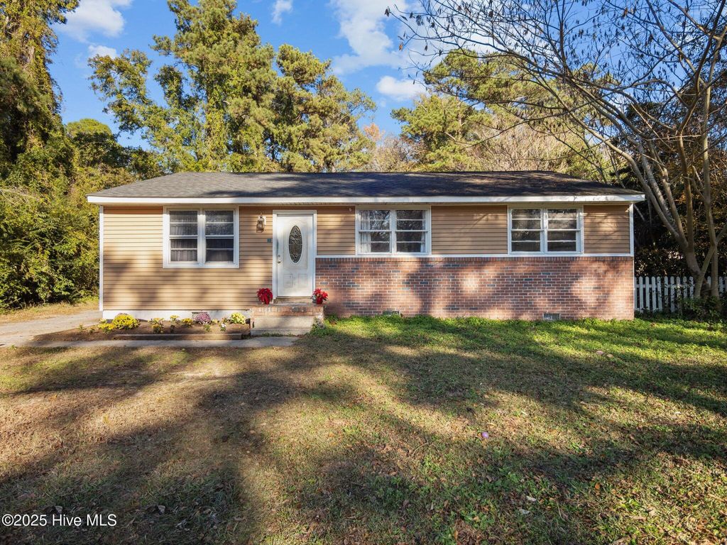 Photo of 610 Vernon Drive, Jacksonville, NC 28540 (MLS # 100536384)