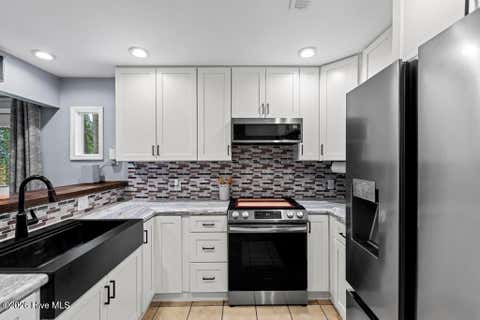 Tiny photo for 200 W Saltwood Place, Jacksonville, NC 28540 (MLS # 100589916)