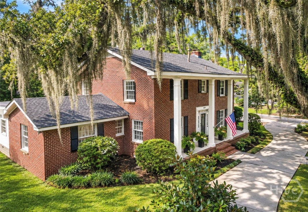 629 E Victory Drive