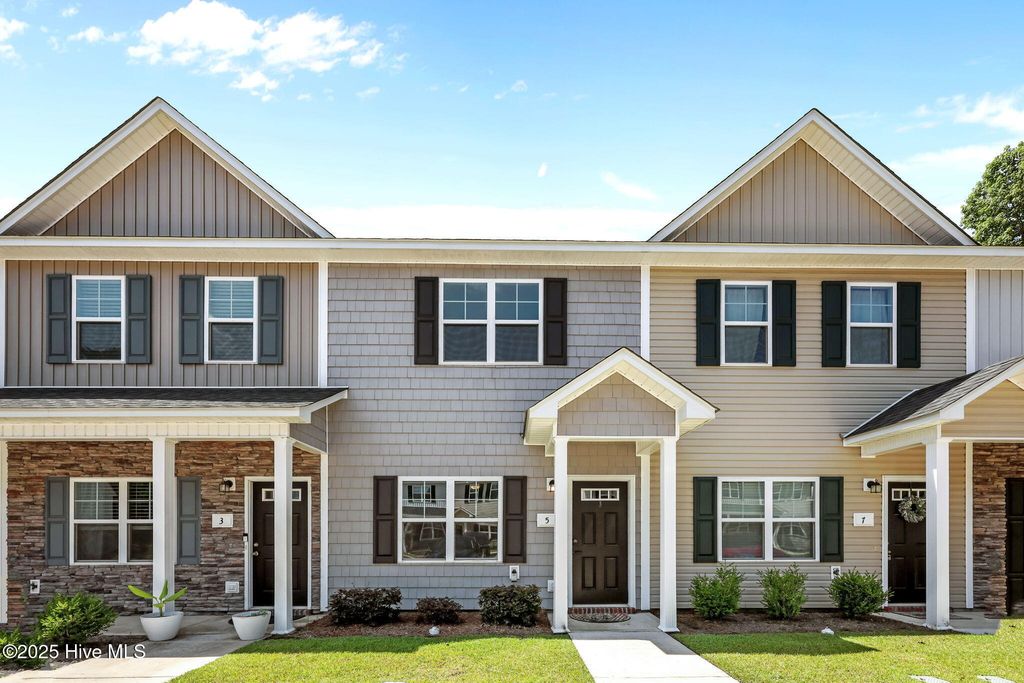 Photo of 5 Jaydn Drive W, Jacksonville, NC 28546 (MLS # 100521503)