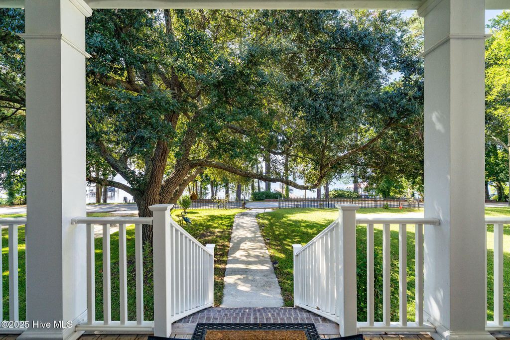 Photo of 212 Lakeshore Drive, Lake Waccamaw, NC 28450 (MLS # 100534572)