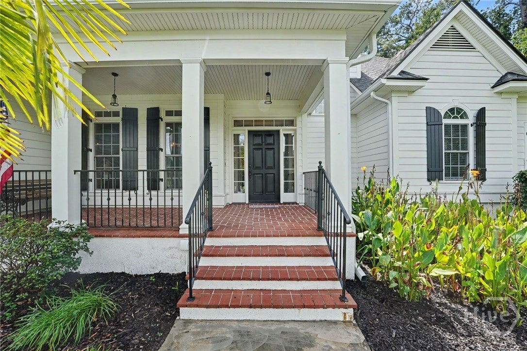 24 Oakcrest Drive E