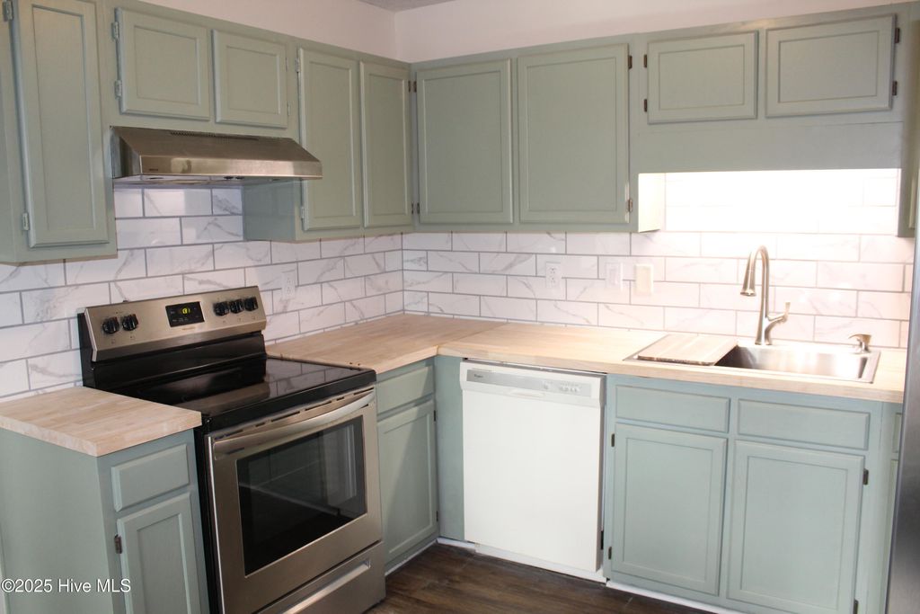 Photo of 3106 Macon Court, New Bern, NC 28562 (MLS # 100543411)