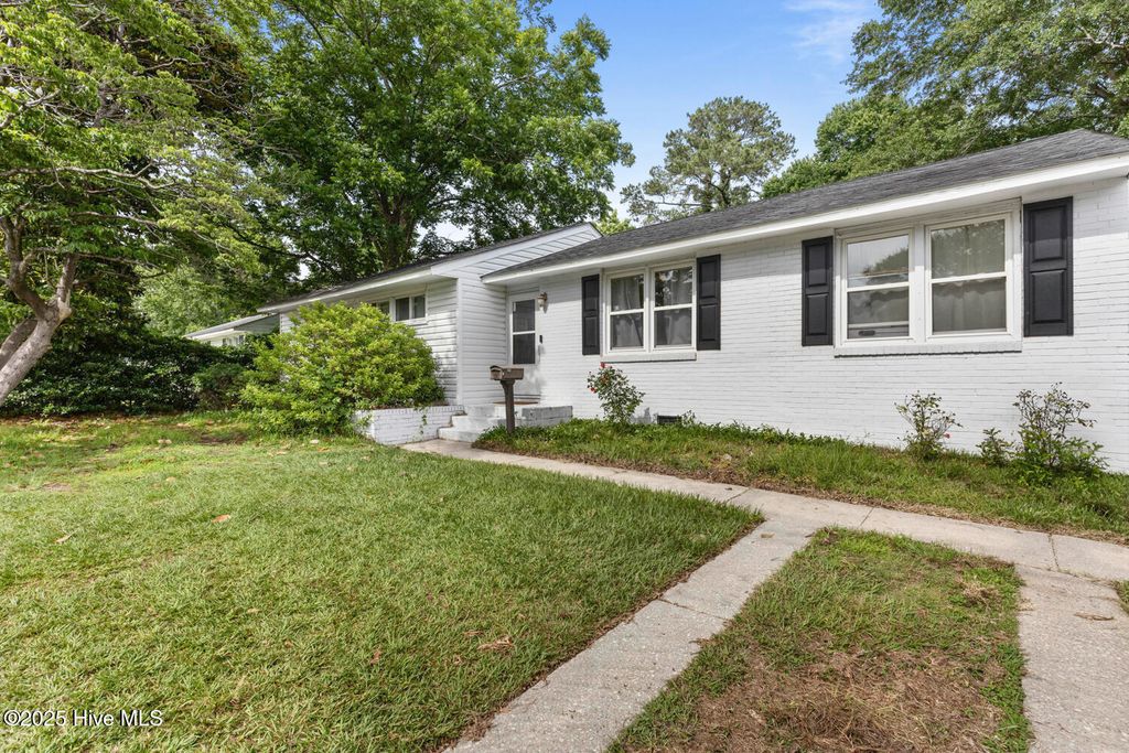 Photo of 608 Henderson Drive, Jacksonville, NC 28540 (MLS # 100512287)