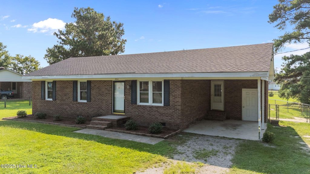 Photo of 304 Minshall Drive, Stantonsburg, NC 27883 (MLS # 100525781)