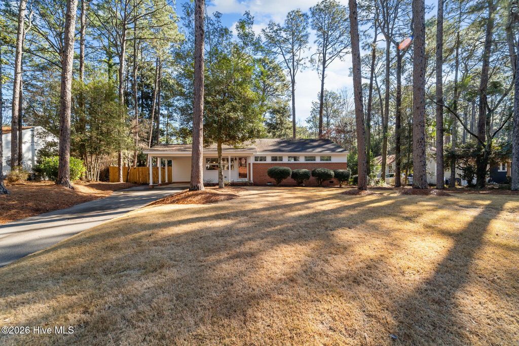 Photo of 401 Crestview Road, Southern Pines, NC 28387 (MLS # 100550571)