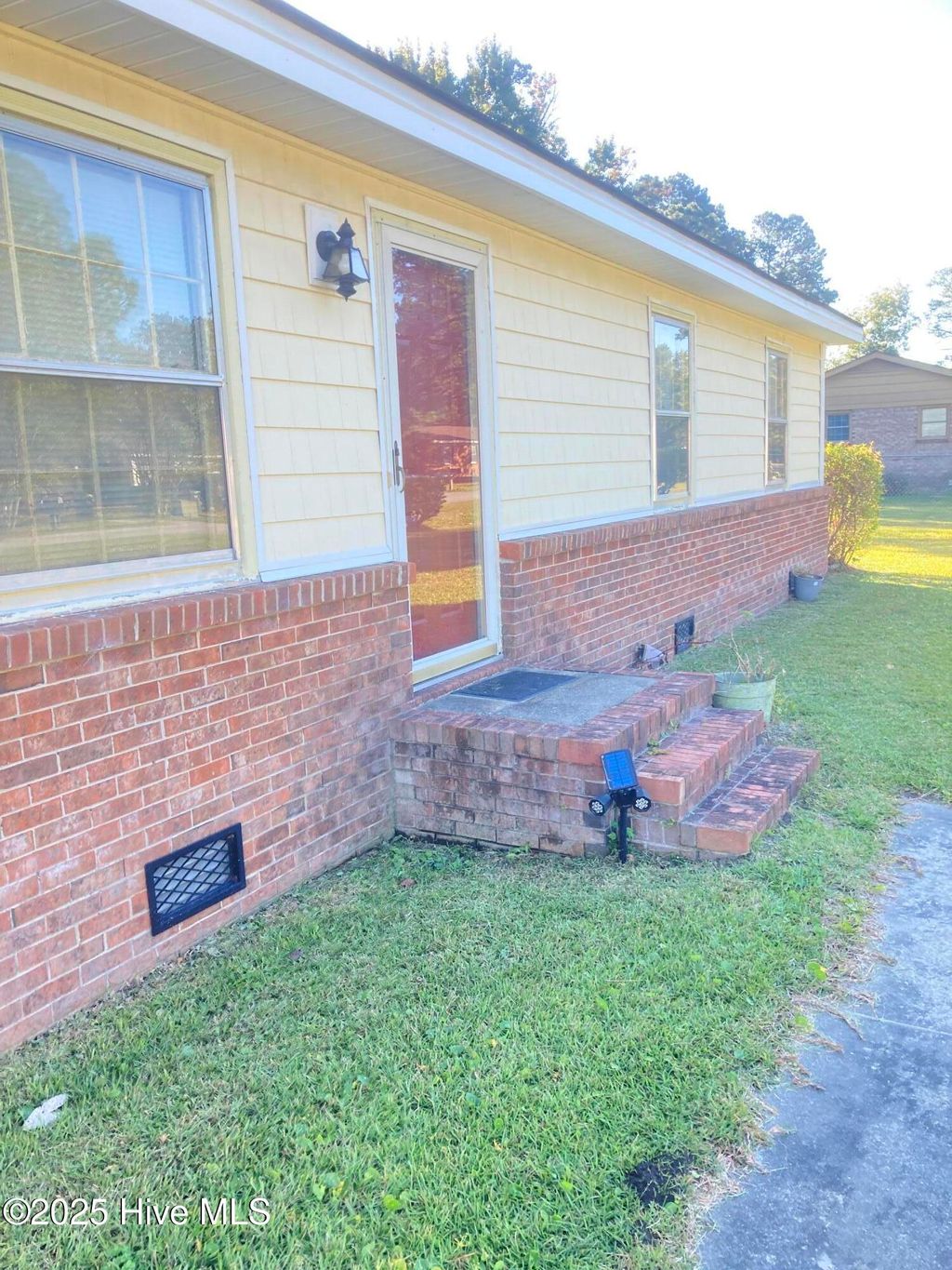 Photo of 1418 Mockingbird Lane, New Bern, NC 28562 (MLS # 100558348)