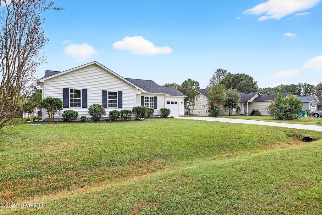 Photo of 133 Oakley Drive, New Bern, NC 28560 (MLS # 100535735)
