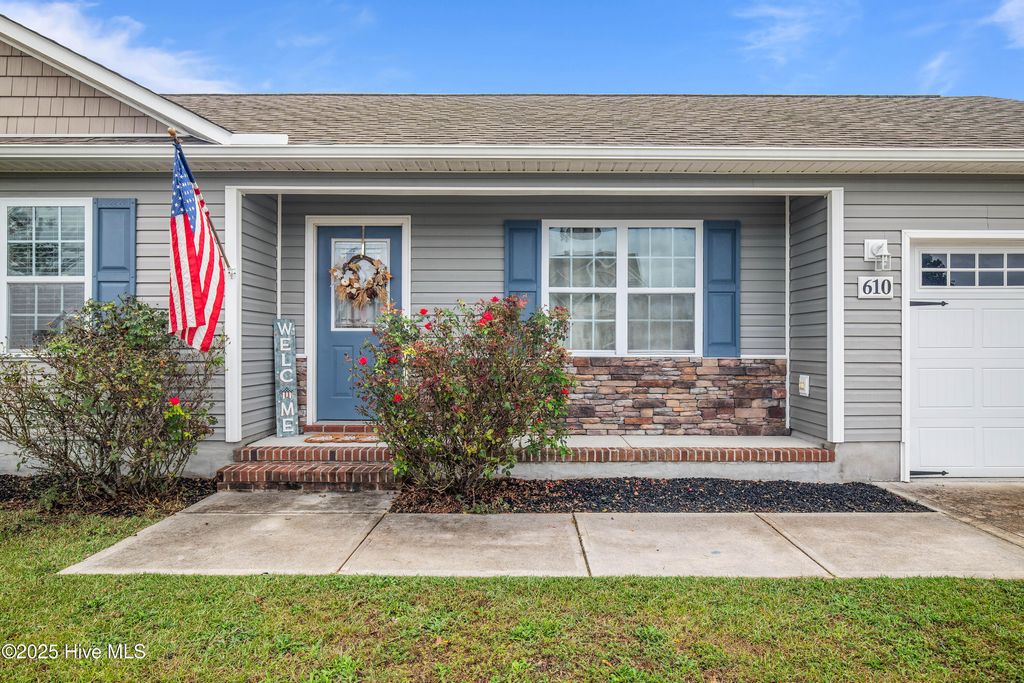 Photo of 610 Parsley Drive, Hubert, NC 28539 (MLS # 100534497)