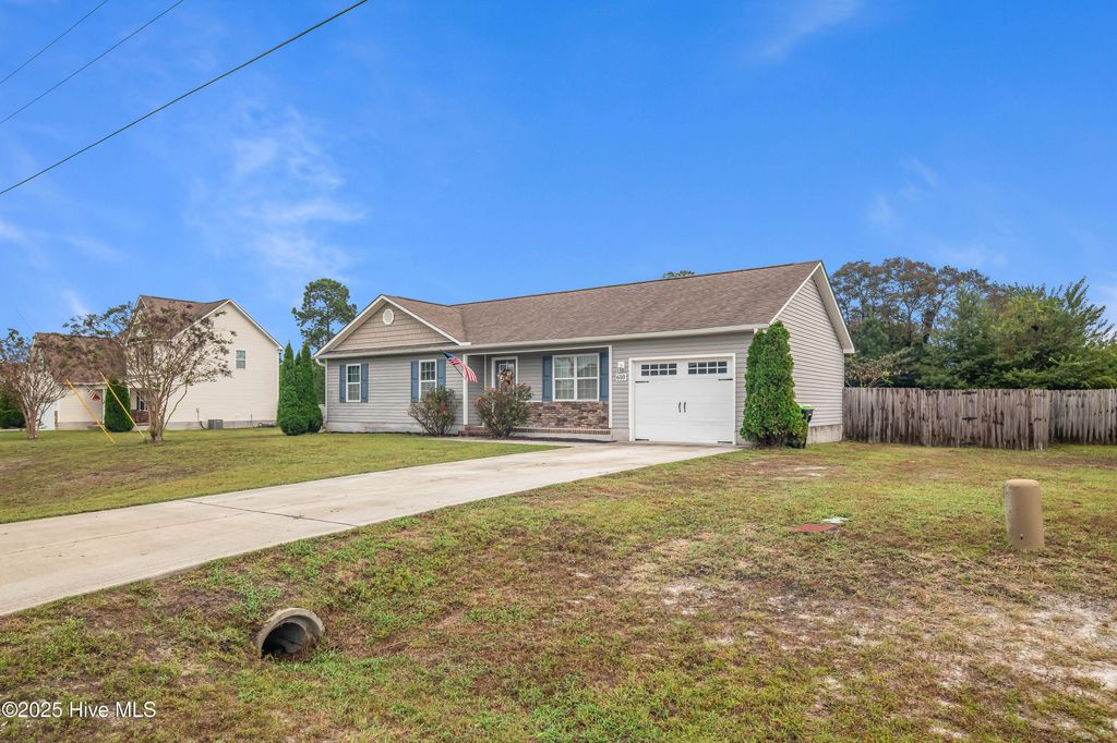 Photo of 610 Parsley Drive, Hubert, NC 28539 (MLS # 100534497)