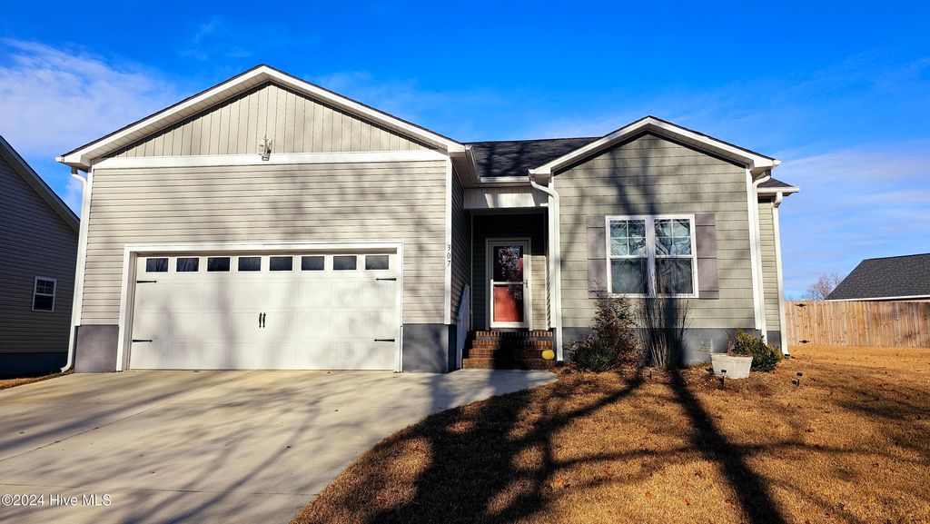 Photo of 307 Garland Shores Drive, Hubert, NC 28539 (MLS # 100573409)