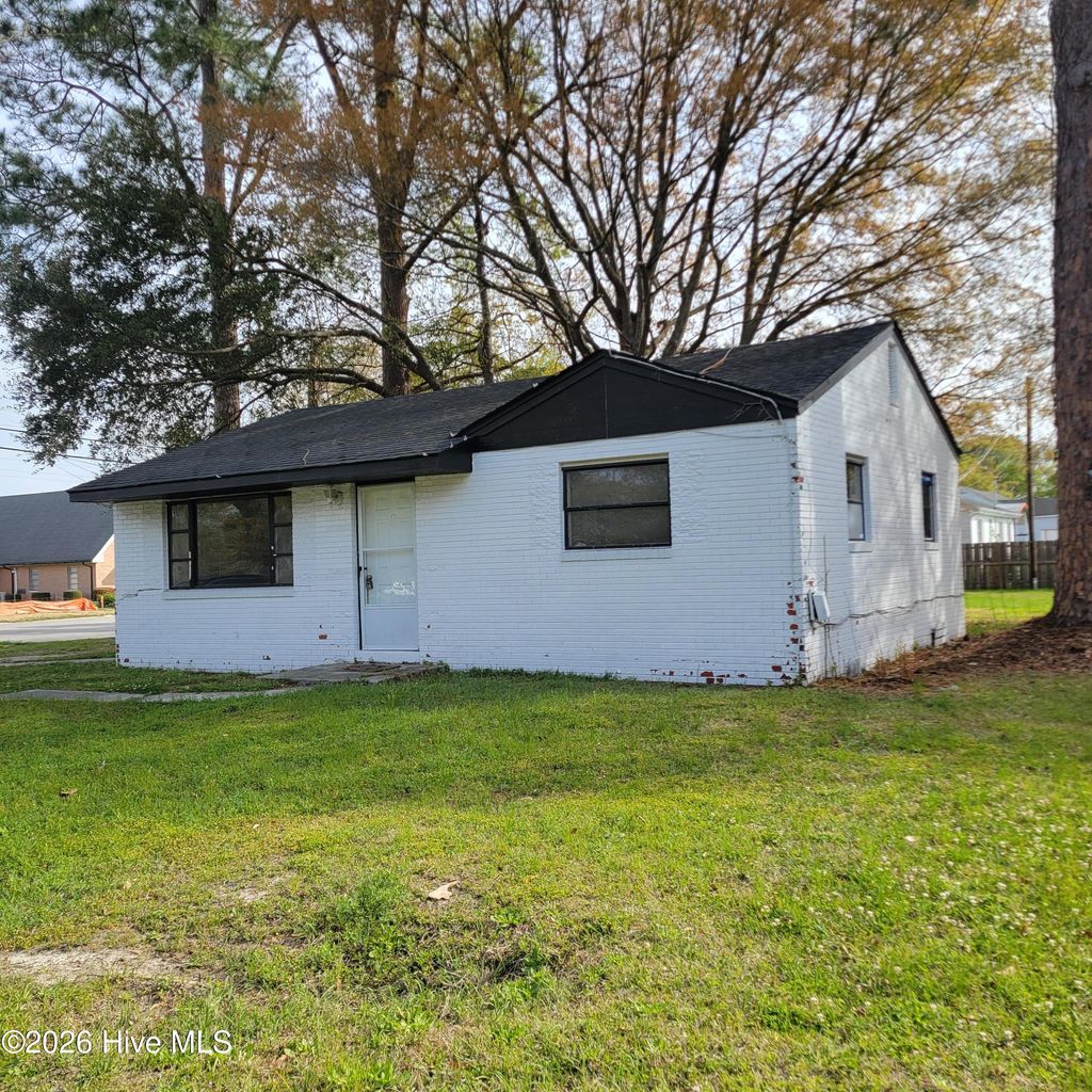 Photo of 200 S Smith Street, Burgaw, NC 28425 (MLS # 100563204)