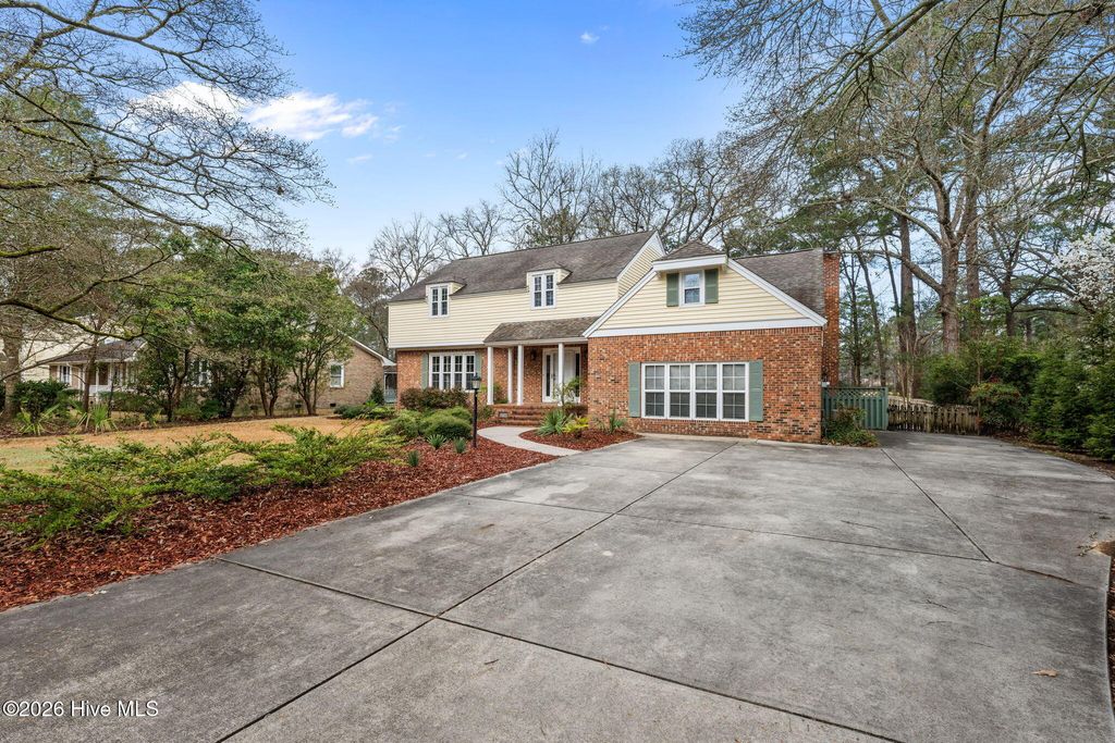 Photo of 327 Plantation Drive, New Bern, NC 28562 (MLS # 100559548)