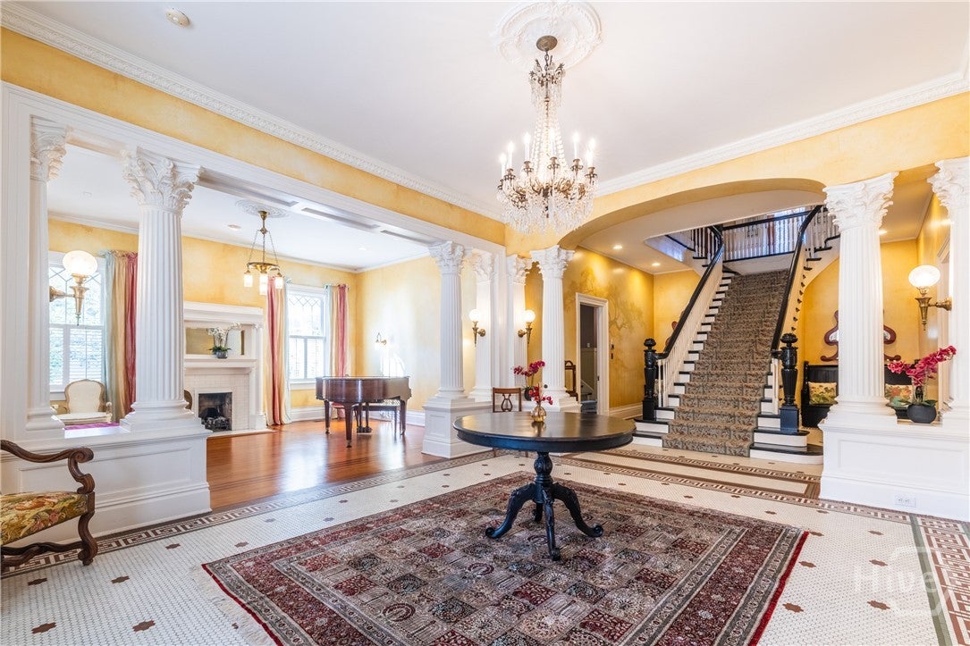 920 E Victory Drive