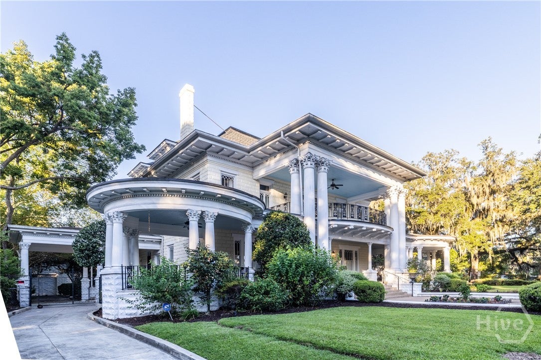 920 E Victory Drive