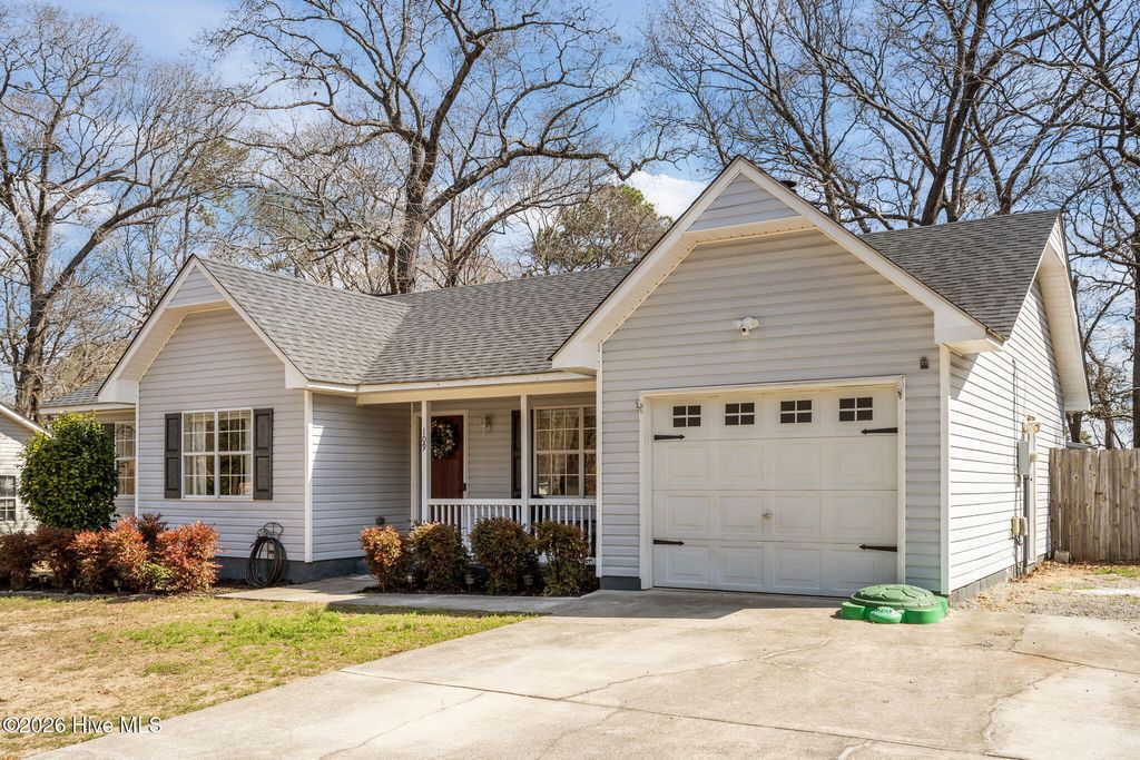 Photo of 109 Carriage Hills Court, Richlands, NC 28574 (MLS # 100558833)