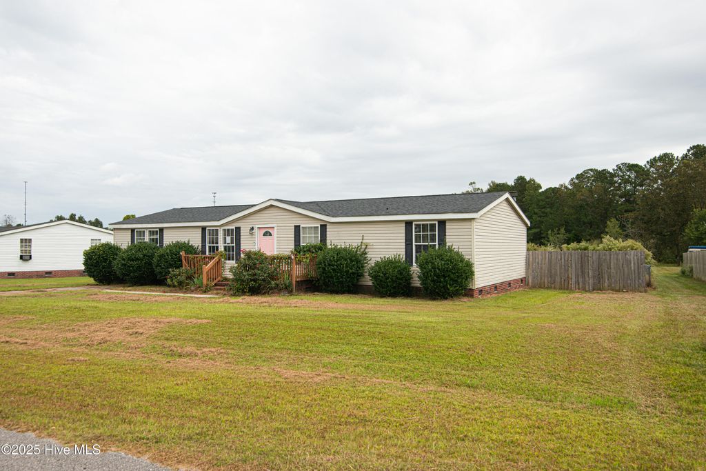 Photo of 137 Corena Avenue, Maysville, NC 28555 (MLS # 100535567)