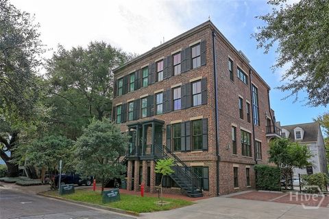 Townhouse For Sale - 407 E Mcdonough Street<br/> Savannah, GA 31401