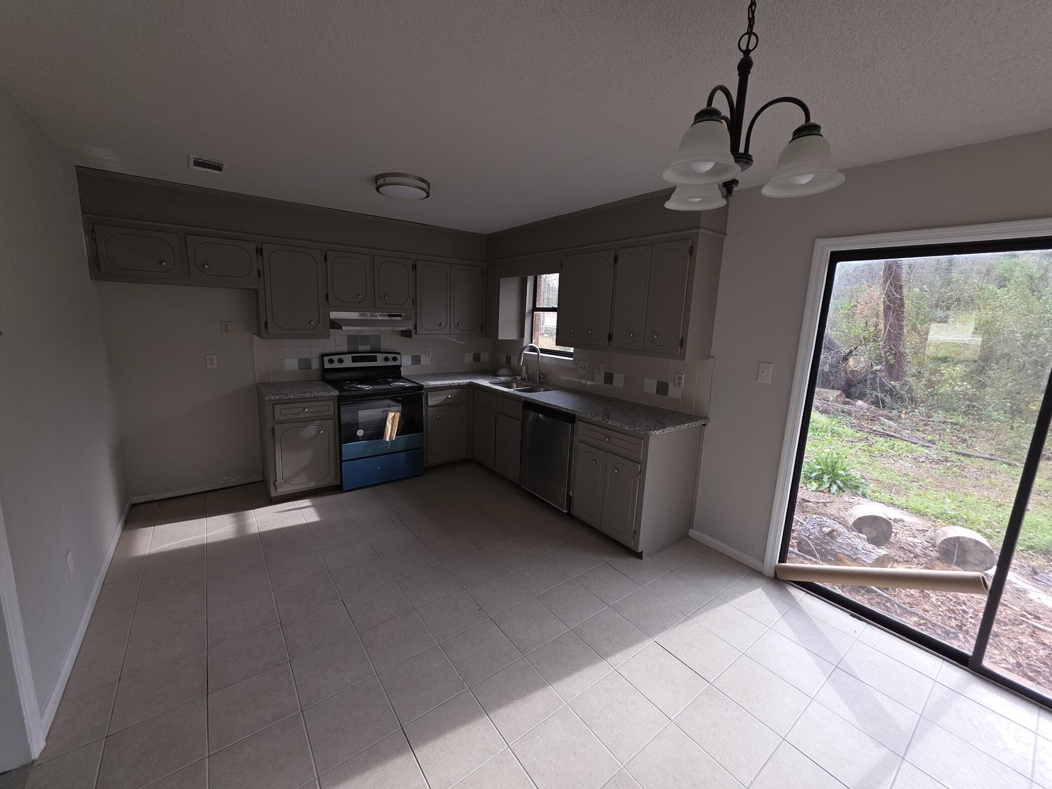 3008 Mistletoe Avenue
