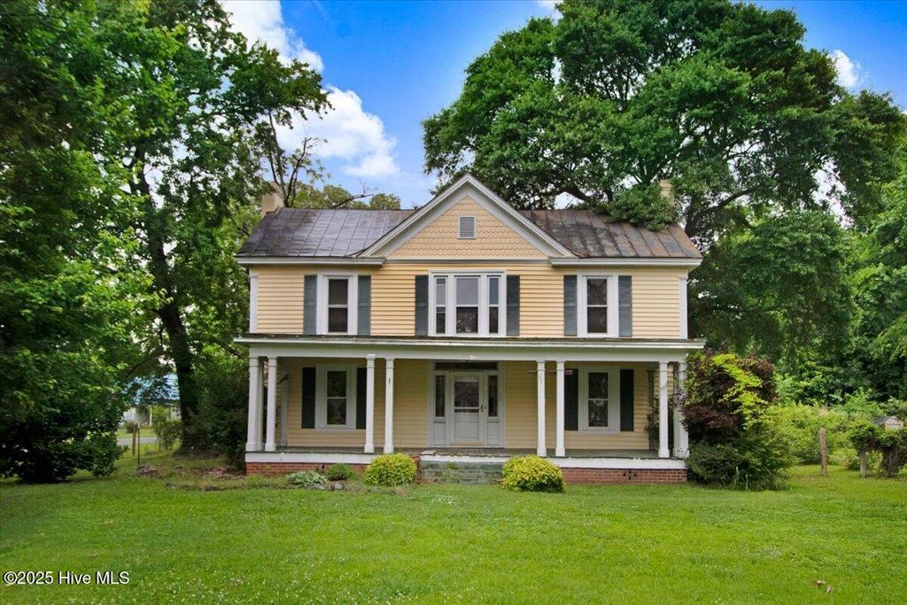 Photo of 105 W Wayne Street, Fremont, NC 27830 (MLS # 100548719)