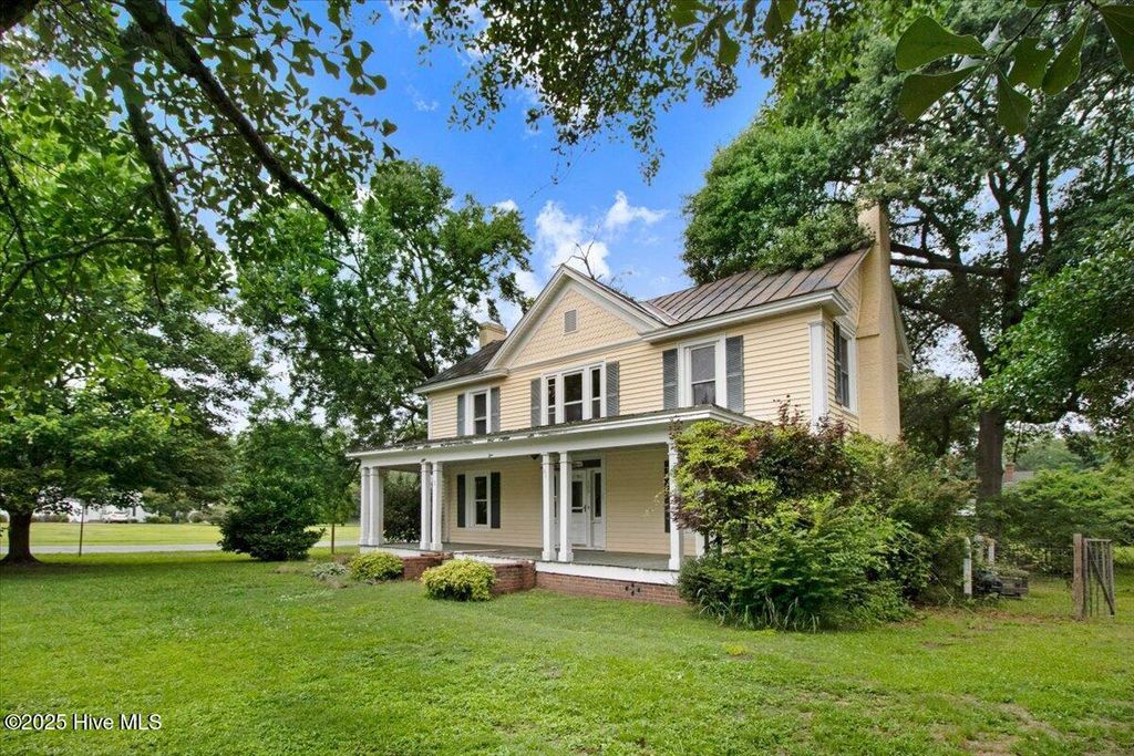 Photo of 105 W Wayne Street, Fremont, NC 27830 (MLS # 100548719)