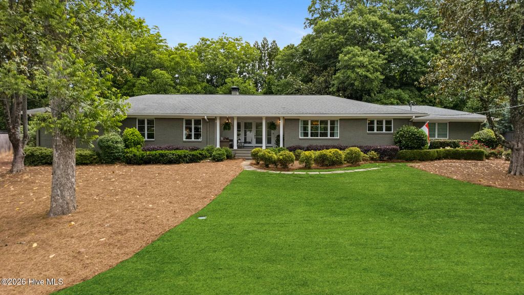 Photo of 3805 Ivy Lane NE, Atlanta, GA 30342 (MLS # 100581343)