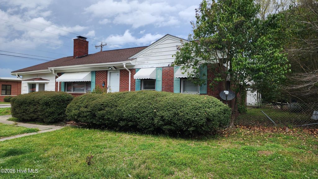 Photo of 322 W Columbus Street, Whiteville, NC 28472 (MLS # 100565355)