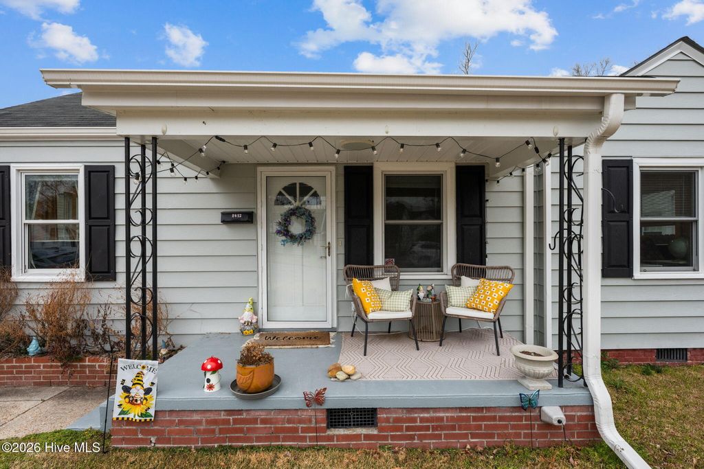 Photo of 1612 Colonial Way, New Bern, NC 28560 (MLS # 100551311)