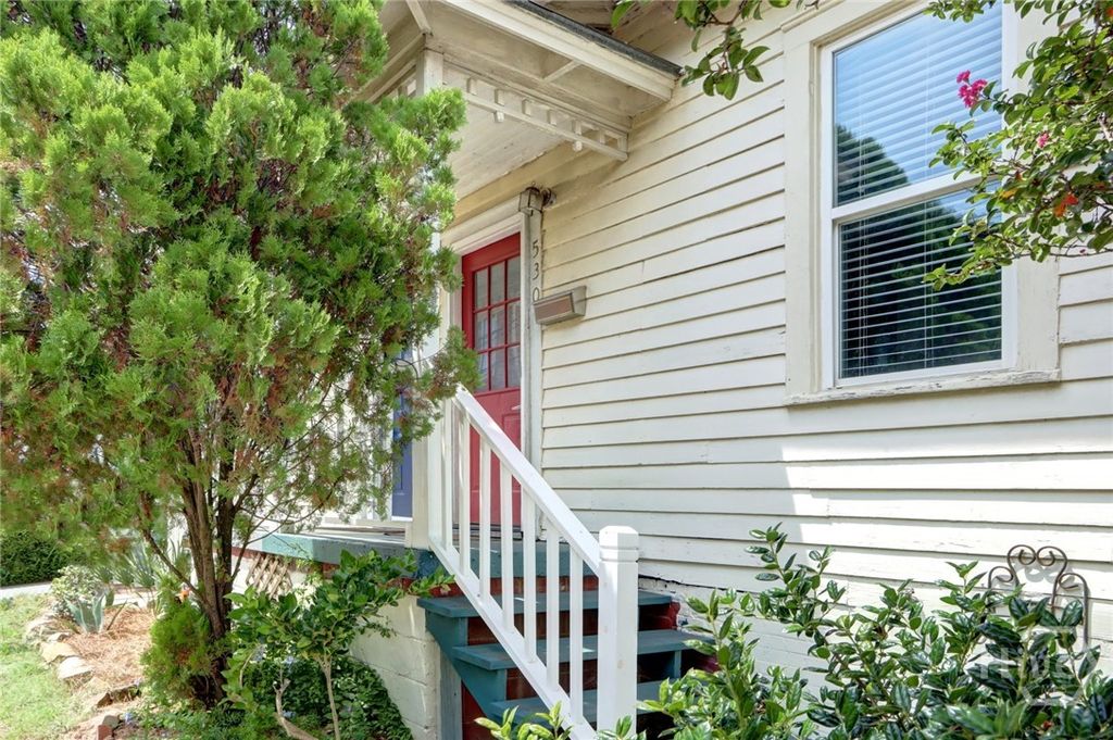 Photo of 530 E Gordon Lane, Savannah, GA 31401 (MLS # SA334003)