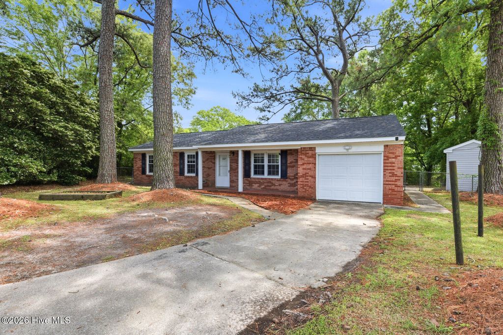 Photo of 107 Royal Court, Jacksonville, NC 28546 (MLS # 100563991)