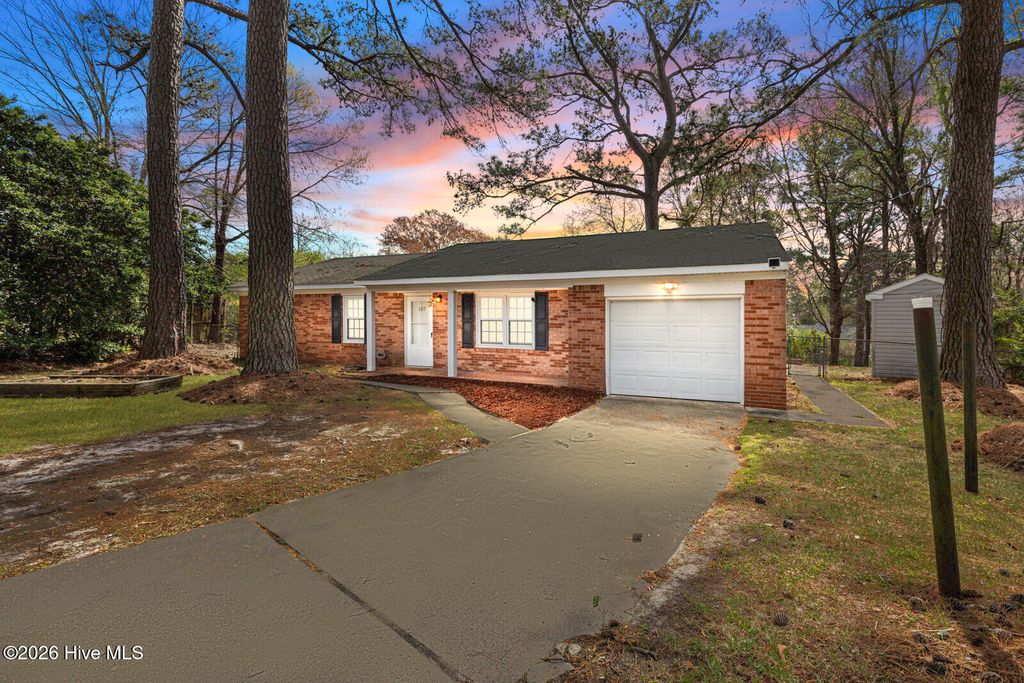 Photo of 107 Royal Court, Jacksonville, NC 28540 (MLS # 100563991)