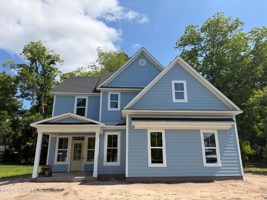 Photo of 104 Live Oak Circle, Lake Waccamaw, NC 28450 (MLS # 100570636)