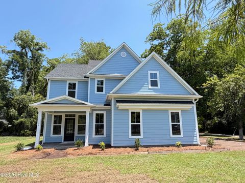 Homes For Sale - 104 Live Oak Circle<br/> Lake Waccamaw, NC 28450