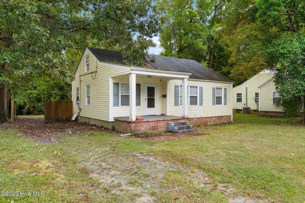 Photo of 32 E Bayshore Boulevard, Jacksonville, NC 28540 (MLS # 100533729)