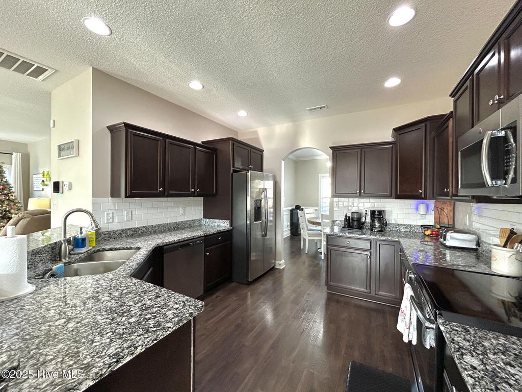 Photo of 422 Worsley Way, Jacksonville, NC 28546 (MLS # 100545888)