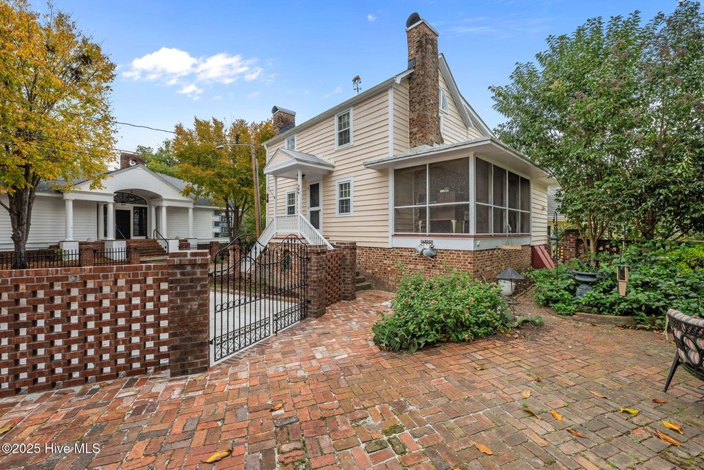 Photo of 210 New Street, New Bern, NC 28560 (MLS # 100568660)