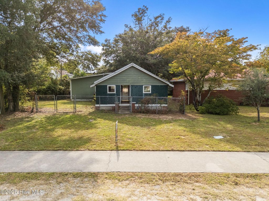 Photo of 409 N Lord Street, Southport, NC 28461 (MLS # 100550453)