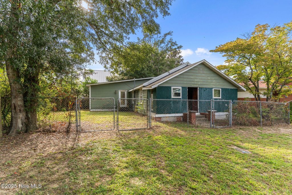 Photo of 409 N Lord Street, Southport, NC 28461 (MLS # 100550453)