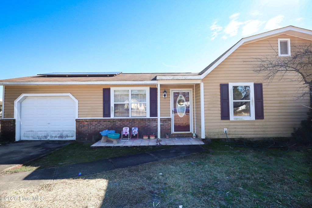 Photo of 104 Crown Point Road, Hubert, NC 28539 (MLS # 100552596)