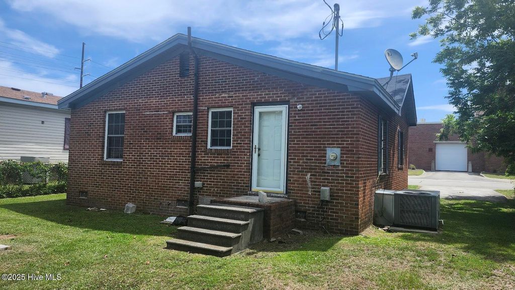 Photo of 305 N 12th Street, Morehead City, NC 28557 (MLS # 100519637)