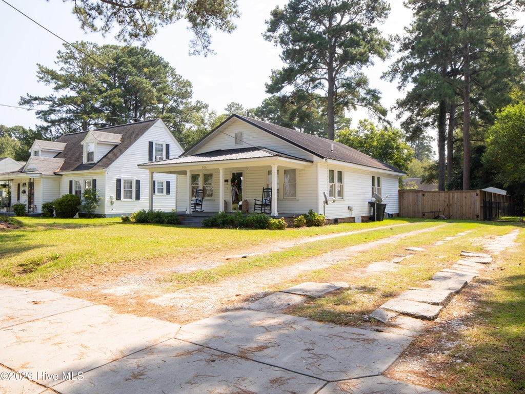 Photo of 506 W Cutchin Street, Clinton, NC 28328 (MLS # 100604928)